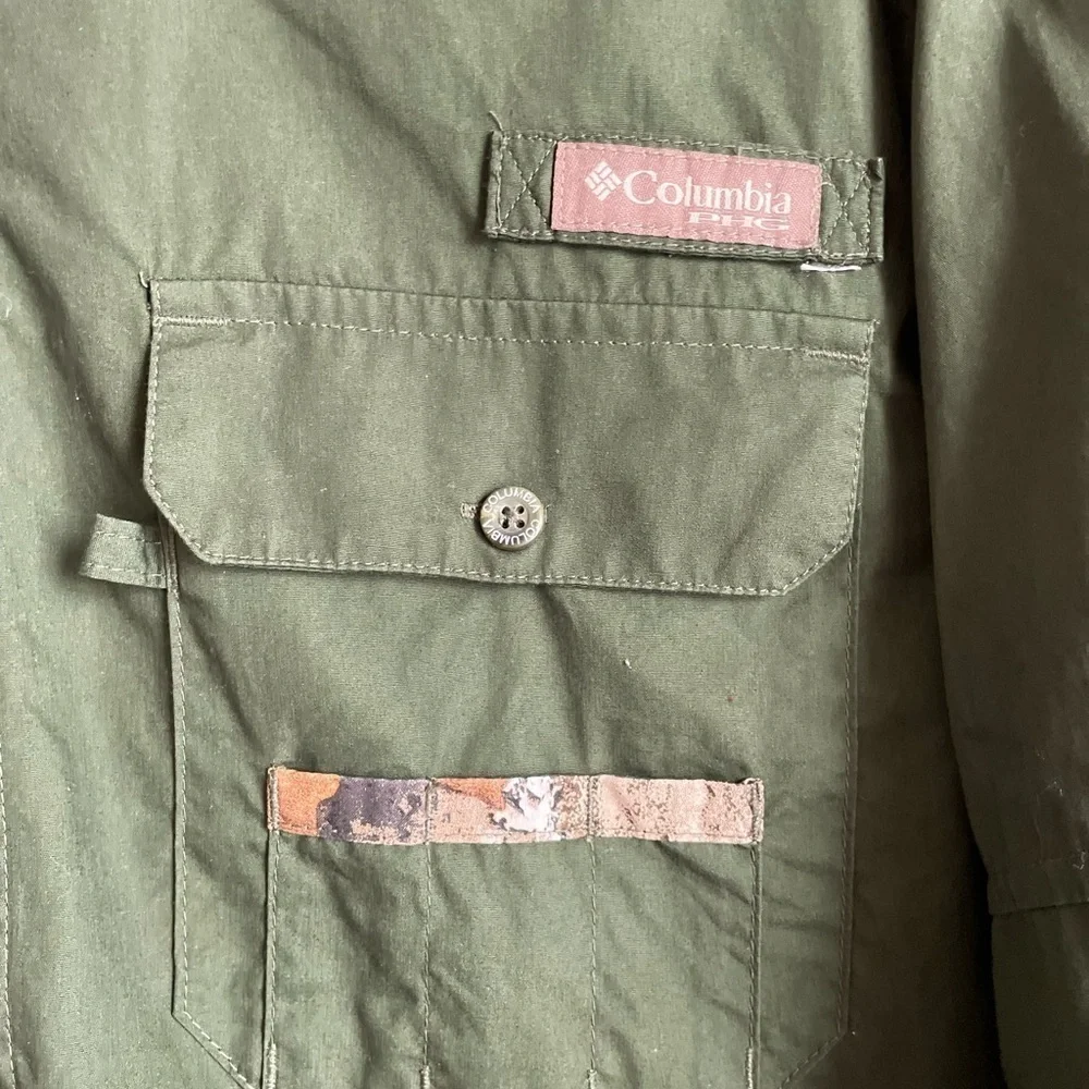 Columbia MilitaryGreen with camo lining Casual Button Down Shirt size M